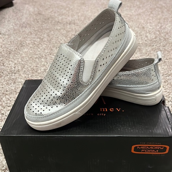 Bernie Mev.Memory foam white and silver leather shoes.Size 36.like new.Comfy. - Picture 1 of 4